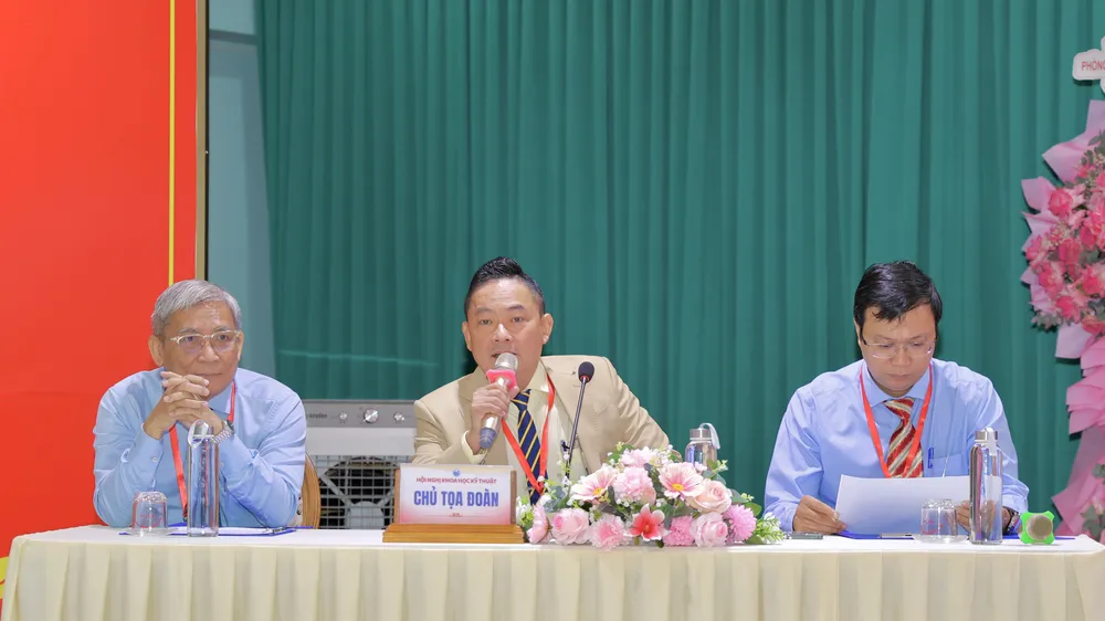 ThS BS-CK2 Võ Ngọc Cường, Giám đốc Bệnh viện Đa khoa Bình Chánh (ngồi giữa) thảo luận về các báo cáo tại hội nghị