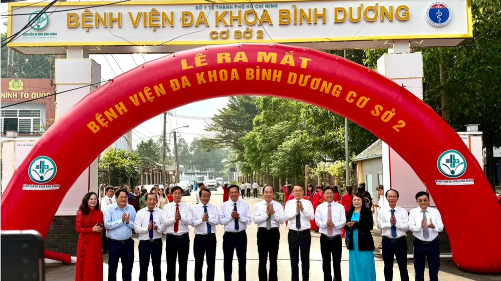 Các đại biểu tham dự lễ ra mắt Bệnh viện Đa khoa Bình Dương cơ sở 2