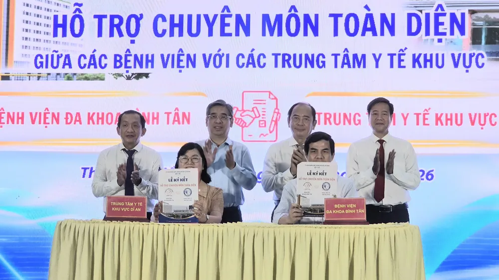 Phó Bí thư Thành ủy TPHCM Nguyễn Phước Lộc cùng Ban giám đốc Sở Y tế chứng kiến ký kết hỗ trợ chuyên môn giữa Bệnh viện Đa khoa Bình Tân và Trung tâm y tế khu vực Dĩ An (Ảnh: THÀNH AN)