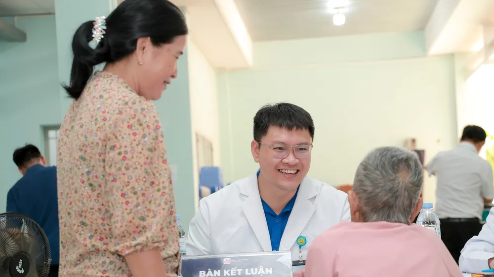 Bác sĩ Bệnh viện An Bình thăm khám cho người dân (Ảnh: BVCC)