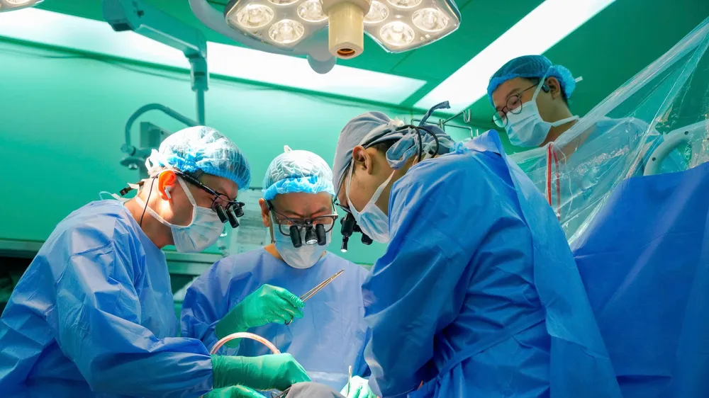 Ê-kíp ghép tim tập trung cao độ trong từng công đoạn nhằm đưa trái tim hiến tiếp tục đập trong lồng ngực người nhận (Ảnh: BVCC)