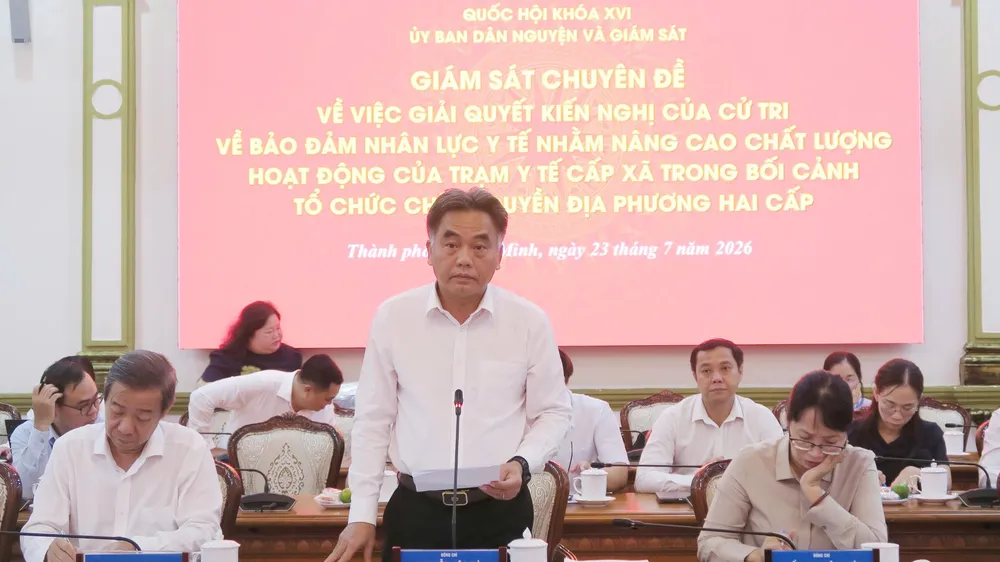 Đồng chí Nguyễn Lộc Hà, Ủy viên Ban Thường vụ Thành ủy, Phó Chủ tịch Thường trực UBND TPHCM tiếp nhận các ý kiến của đoàn công tác (Ảnh: THÀNH AN)