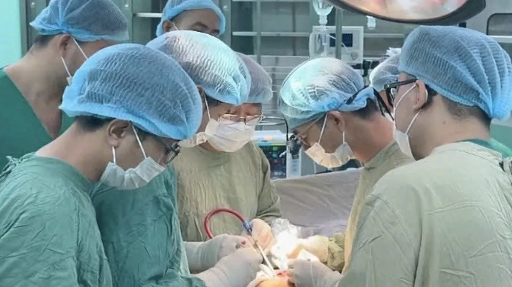 Các chuyên gia Bệnh viện Nhân dân 115 hướng dẫn bác sĩ Khoa Ngoại Chấn thương chỉnh hình, Bệnh viện Đa khoa Bà Rịa thực hiện ca phẫu thuật vi phẫu