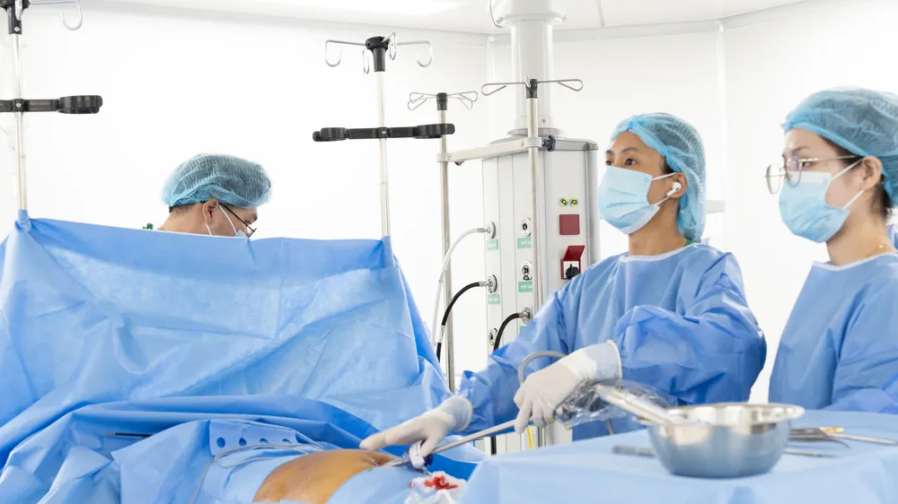Các bác sĩ Bệnh viện Đa khoa Việt Mỹ phẫu thuật cho người bệnh (Ảnh: BVCC)