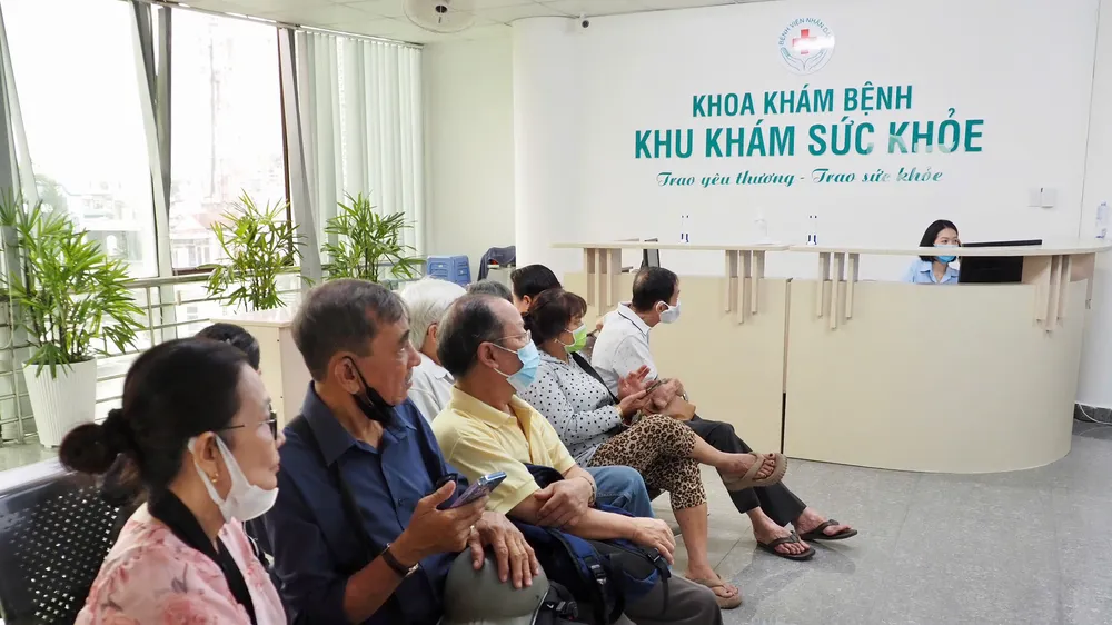 Người dân chờ khám sức khỏe tại Bệnh viện Nhân dân 115. Ảnh: HOÀNG HÙNG