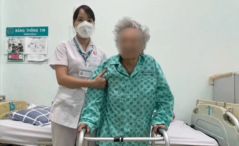 Nhân viên y tế Bệnh viện Nhân dân 115 hướng dẫn người bệnh phục hồi chức năng vận động (Ảnh: BVCC)