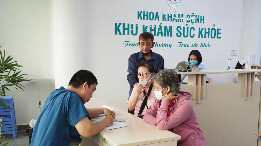 Nhân viên y tế Bệnh viện Nhân dân 115 lập hồ sơ sức khỏe cho người dân (Ảnh: HOÀNG HÙNG)