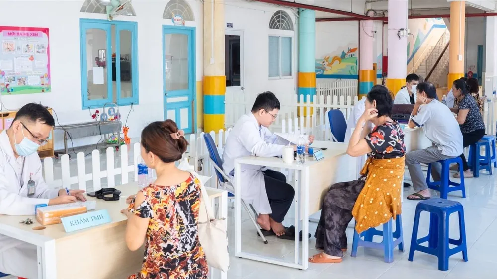 Bác sĩ Bệnh viện Chợ Rẫy thăm khám sức khỏe cho người dân phường An Đông (Ảnh: NGUYỄN QUYÊN)