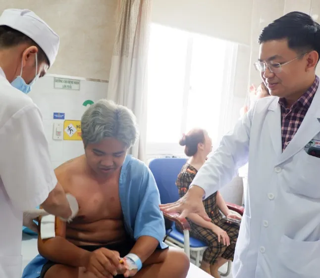 Bác sĩ Bệnh viện Sài Gòn ITO Phú Nhuận thăm khám cho người bệnh (Ảnh: BVCC)