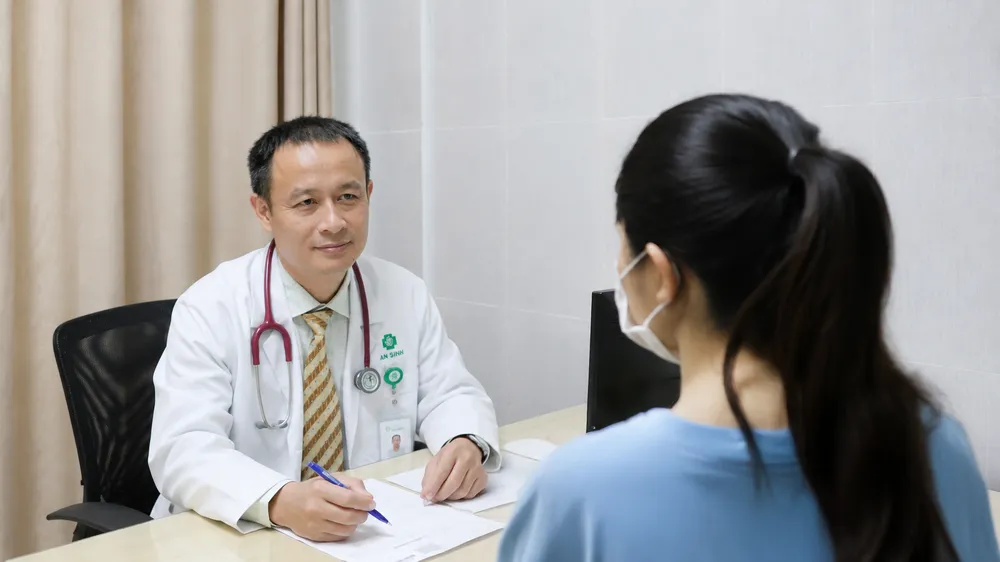 BS-CK2 Trần Quang Khang, Khoa Phục hồi chức năng, Bệnh viện Đa khoa An Sinh thăm khám cho người bệnh (Ảnh: BVCC)