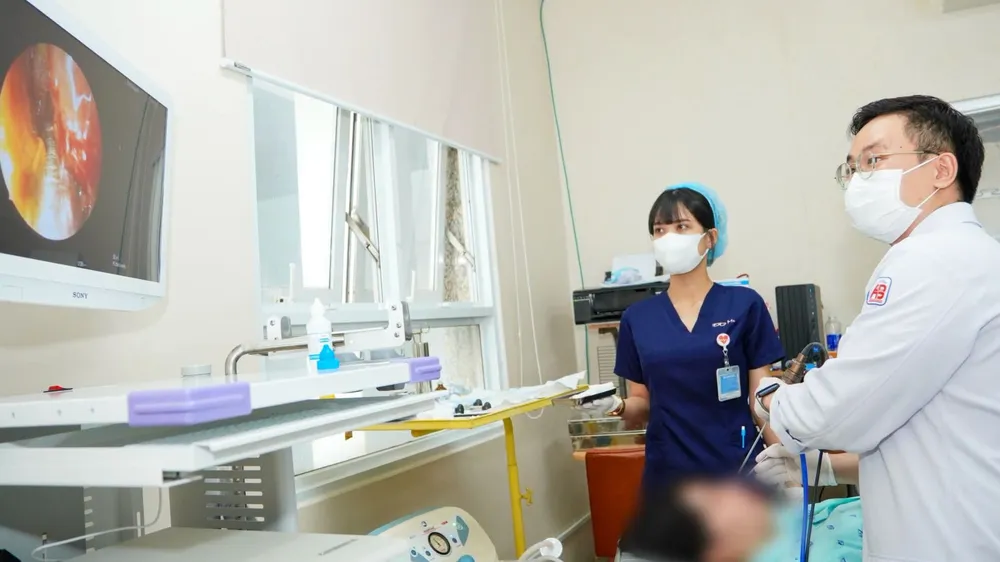 Bác sĩ Bệnh viện An Bình nội soi cho người bệnh (Ảnh: BVCC)