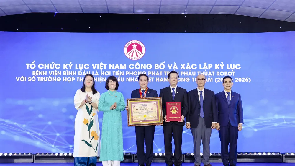 Đại diện Tổ chức Kỷ lục Việt Nam trao xác nhận kỷ lục cho Bệnh viện Bình Dân (Ảnh: TRẦN NHUNG)