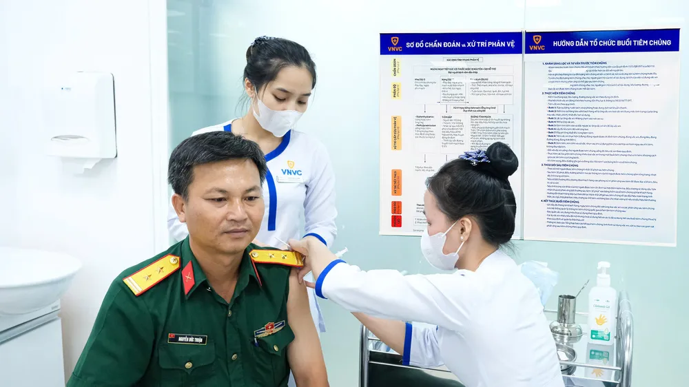 Trung tá Nguyễn Đức Thuận tiêm vắc xin não mô cầu tại VNVC Hoàng Văn Thụ.