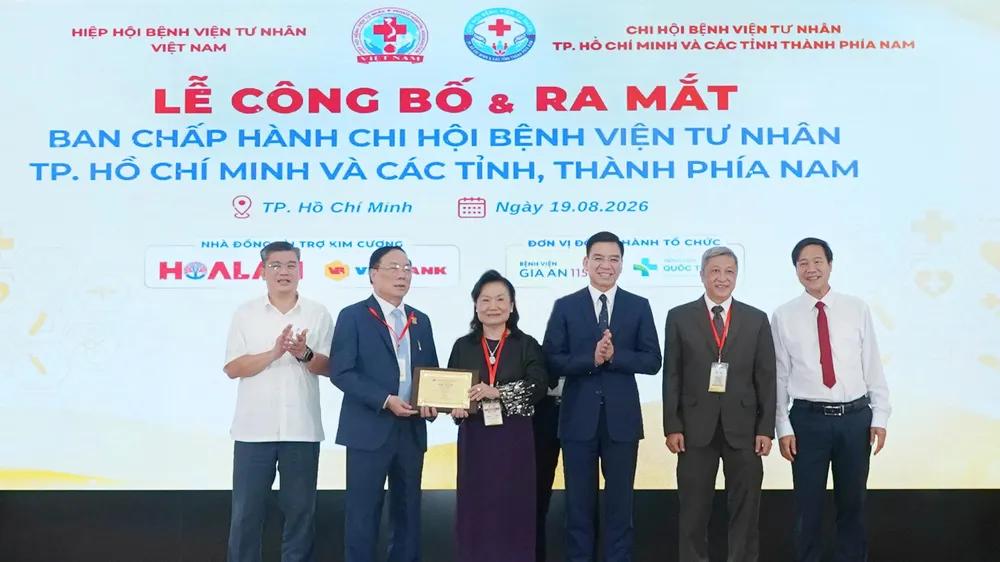 GS-Viện sĩ Nguyễn Văn Đệ, Chủ tịch Hiệp hội Bệnh viện tư nhân Việt Nam trao quyết định cho bà Trần Thị Lâm làm Chủ tịch Chi hội Bệnh viện Tư nhân TPHCM và các tỉnh, thành phía Nam.