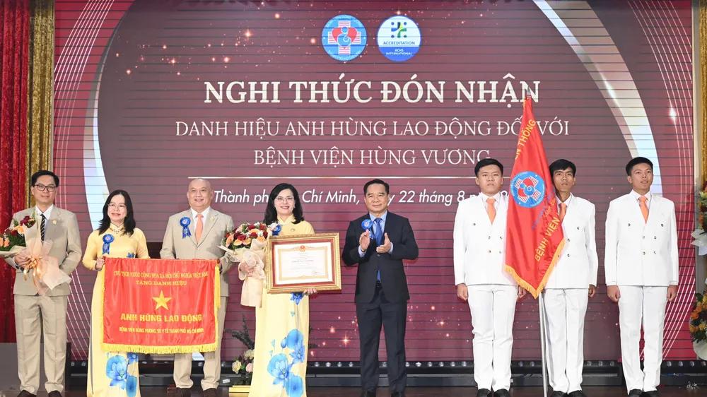 Chủ tịch UBND TPHCM Nguyễn Văn Được trao danh hiệu Anh hùng Lao động cho Bệnh viện Hùng Vương (Ảnh: VIỆT DŨNG)