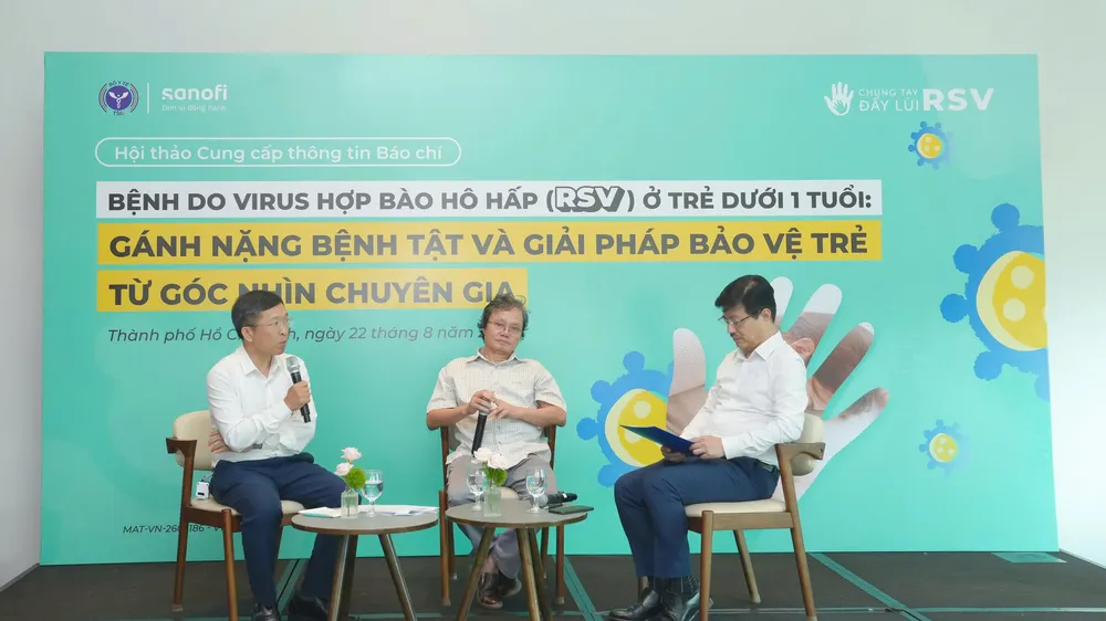 Các chuyên gia chia sẻ tại hội thảo cung cấp thông tin báo chí “Bệnh do virus hợp bào hô hấp (RSV) ở trẻ dưới 1 tuổi: Gánh nặng bệnh tật và giải pháp bảo vệ trẻ từ góc nhìn chuyên gia”