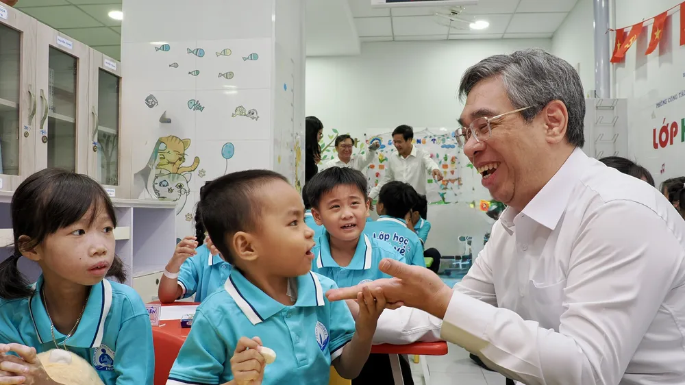 Phó Bí thư Thành ủy Nguyễn Phước Lộc trò chuyện với các bệnh nhi tại Lớp học Vui vẻ (Bệnh viện Nhi đồng 1) Ảnh: HOÀNG HÙNG