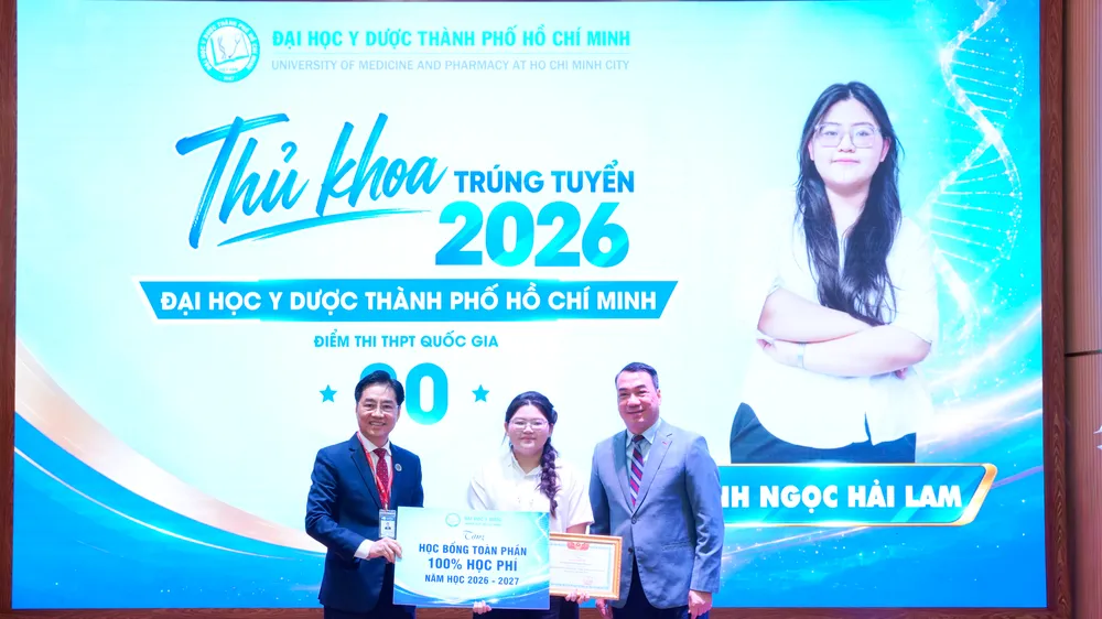 GS-TS Trần Diệp Tuấn, Hiệu trưởng Đại học Y Dược TPHCM trao học bổng cho thủ khoa đầu vào của nhà trường