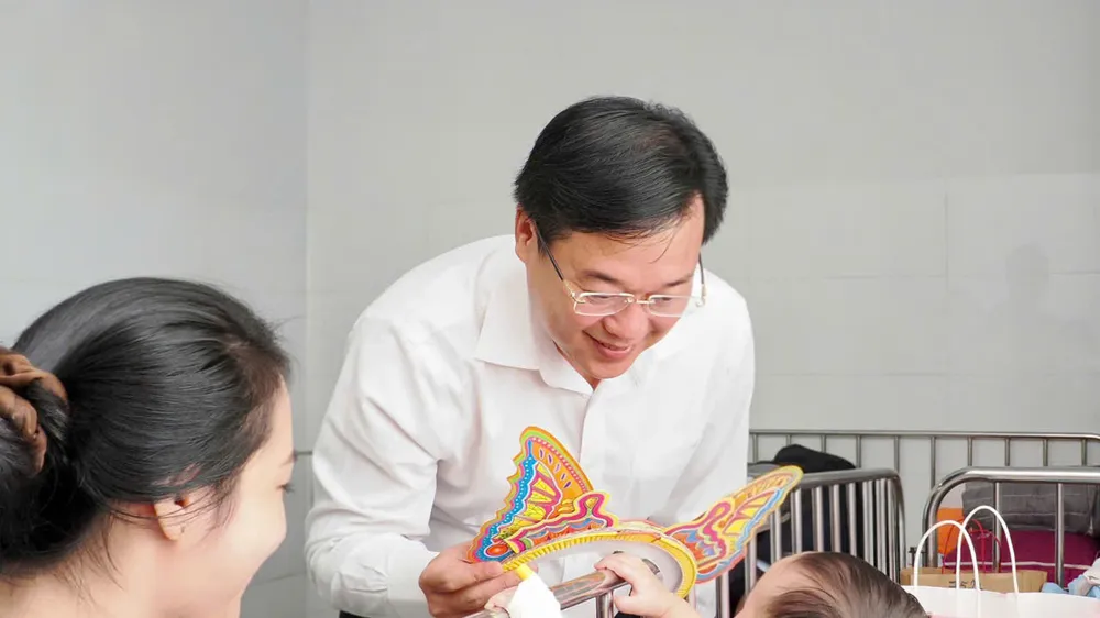 Phó Bí thư Thành ủy TPHCM Lê Quốc Phong thăm, tặng quà trung thu cho bệnh nhi điều trị tại Bệnh viện Nhi đồng 1 (Ảnh: HOÀNG HÙNG)
