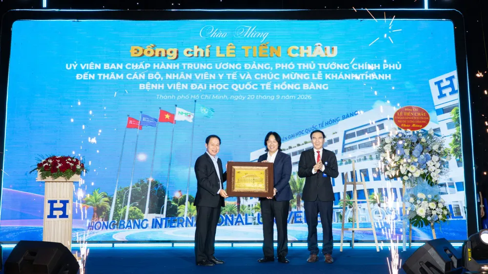 Phó Thủ tướng Chính phủ Lê Tiến Châu tặng quà lưu niệm cho Bệnh viện Đại học quốc tế Hồng Bàng 
