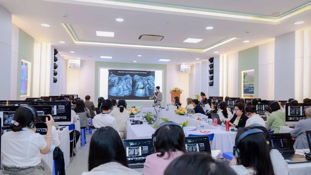 Các đại biểu tham dự hội nghị quốc tế"Siêu âm sàn chậu 3D/4D – Phục hồi sàn chậu thẩm mỹ