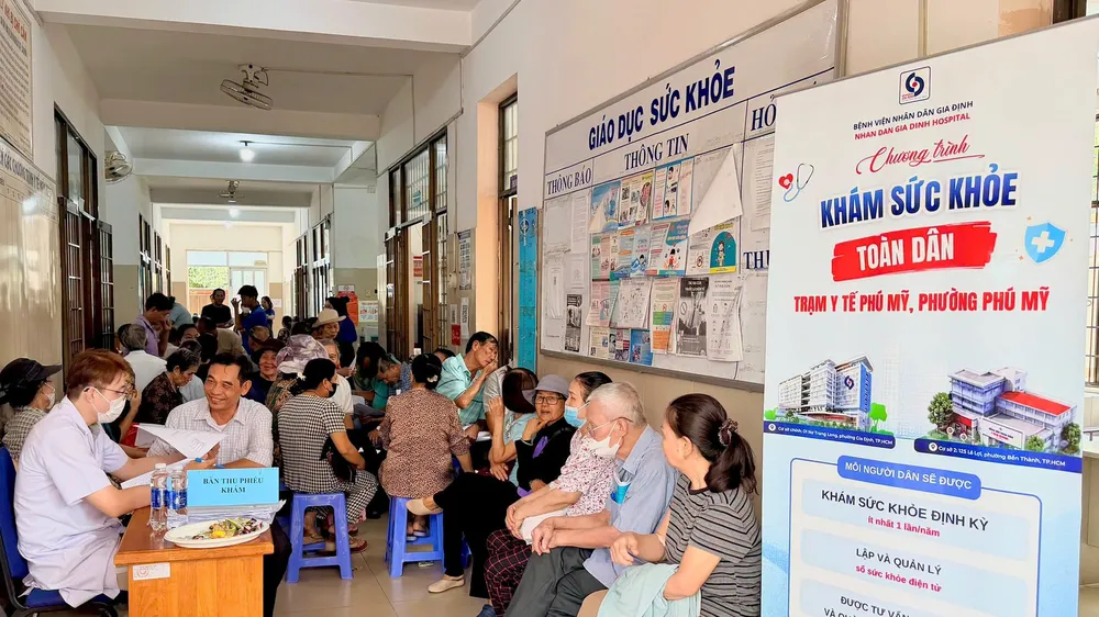 Bác sĩ Bệnh viện Nhân dân Gia Định thăm khám cho người dân phường Phú Mỹ