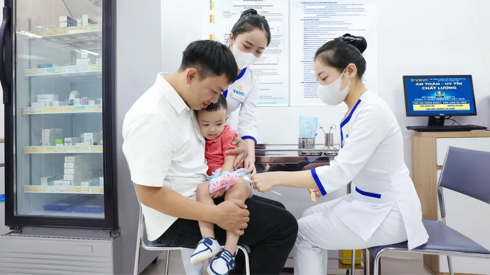 Nhân viên y tế tiêm vaccine tay chân miệng cho trẻ (Ảnh: VNVC)