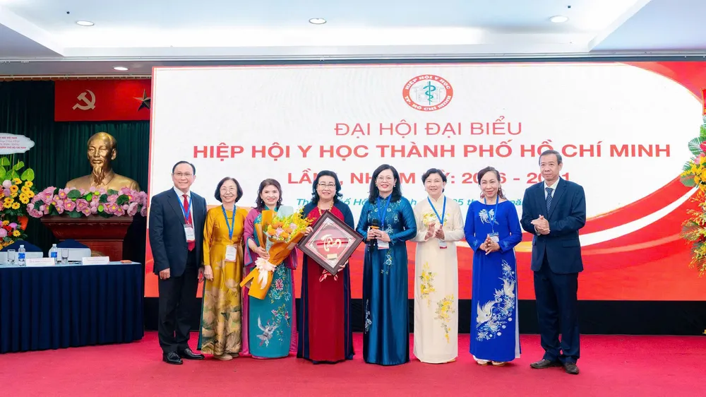 Chủ tịch, Chủ tịch danh dự và 6 Phó Chủ tịch Hiệp hội Y học TPHCM nhiệm kỳ 2026 - 2031 (Ảnh: HIỆP HỘI Y HỌC TPHCM)