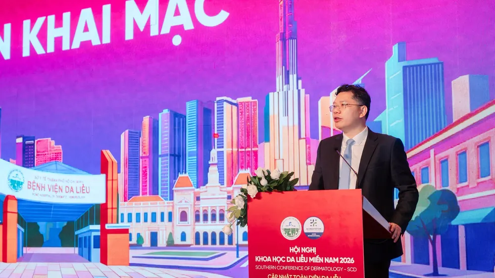 Phó Chủ tịch UBND TPHCM Hoàng Nguyên Dinh phát biểu tại hội nghị Khoa học da liễu miền Nam 2026 (Ảnh: L.ANH)