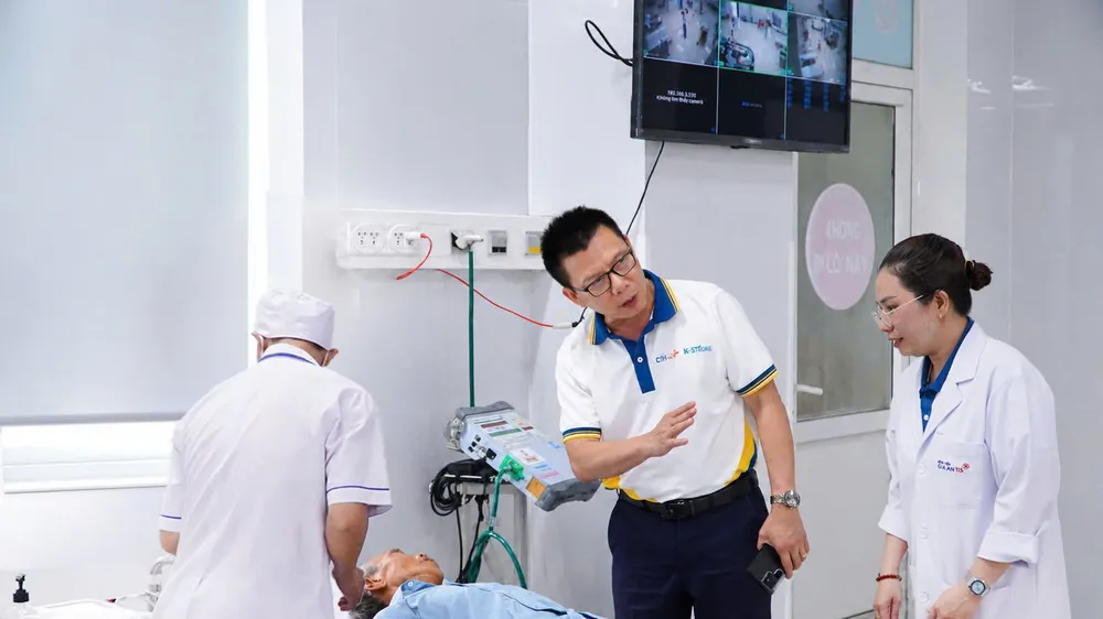 ThS-BS Trần Quốc Thành, Giám đốc Điều hành Bệnh viện Gia An 115 và Bệnh viện Quốc tế City hỗ trợ ông L.V.D. được can thiệp và điều trị kịp thời