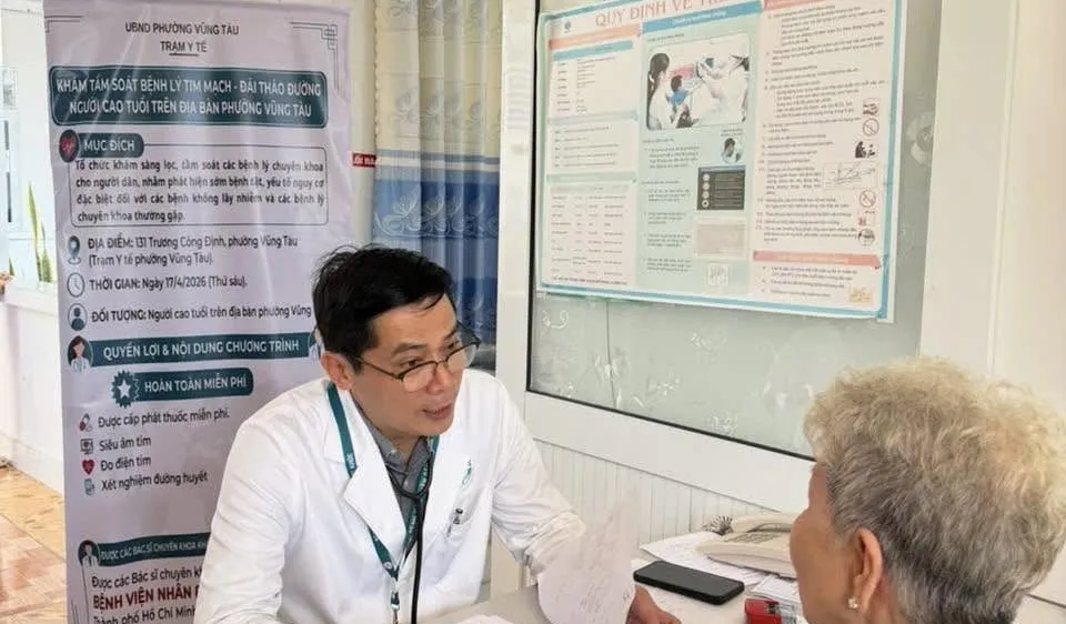 Bác sĩ Bệnh viện Nhân dân 115 thăm khám sức khỏe cho người dân
