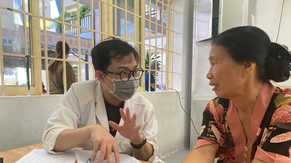 Bác sĩ Bệnh viện Hùng Vương thăm khám cho người dân phường Phước Thắng