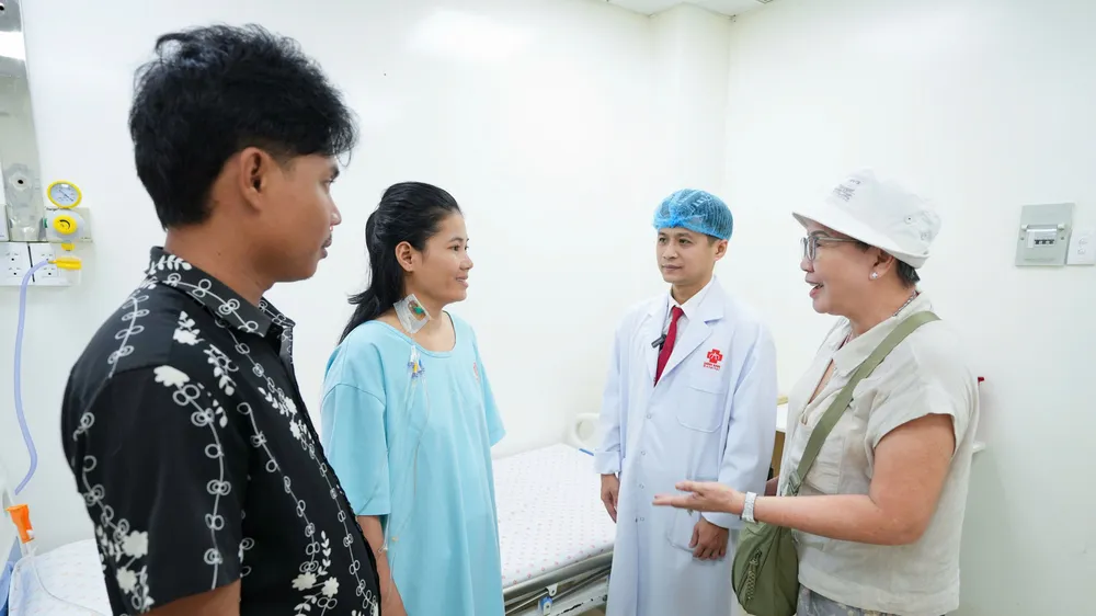 Bác sĩ thăm hỏi, động viên người bệnh sau phẫu thuật