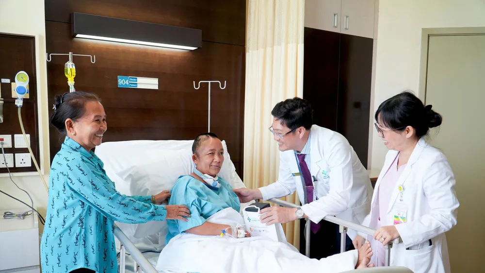 Bác sĩ thăm khám cho người bệnh sau phẫu thuật