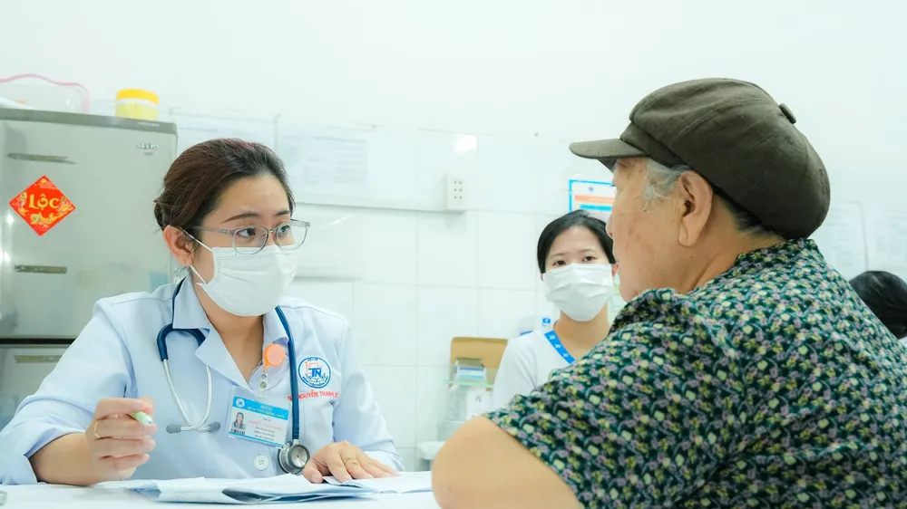 Bác sĩ Bệnh viện Thống Nhất thăm khám cho người dân (Ảnh: BVCC)