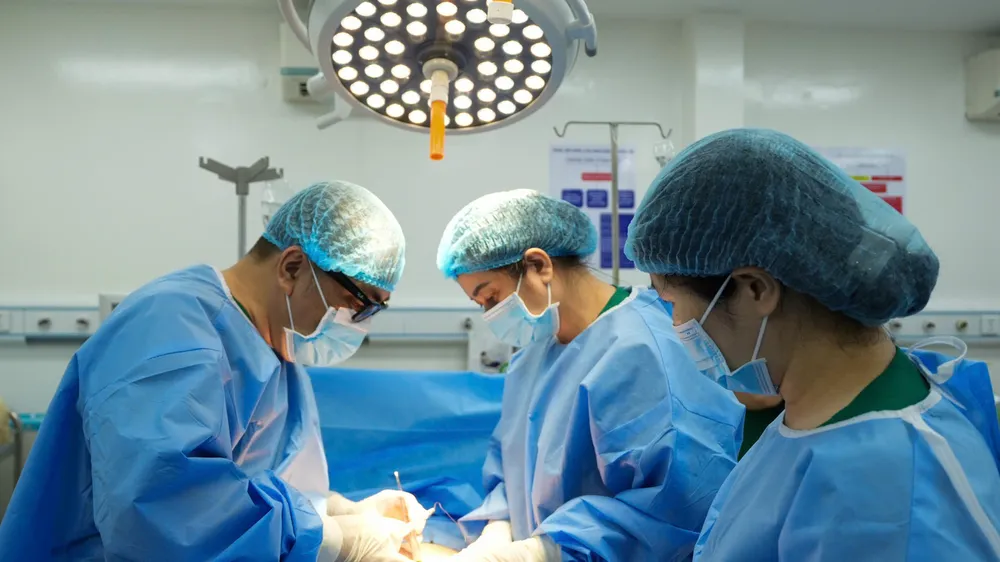 Các bác sĩ thực hiện bóc tách khối u buồng trứng khổng lồ cho nữ Việt kiều Hàn Quốc (Ảnh: BVCC)