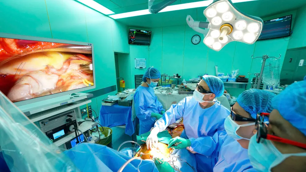 Các bác sĩ Bệnh viện Đại học Y Dược TPHCM phẫu thuật cho người bệnh