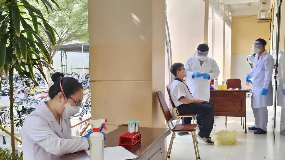 Nhân viên y tế điều tra dịch tễ học sinh tiếp xúc gần với ca viêm não mô cầu tại Trường THCS Hai Bà Trưng (xã Hiệp Phước) (Ảnh: SỞ Y TẾ TPHCM)