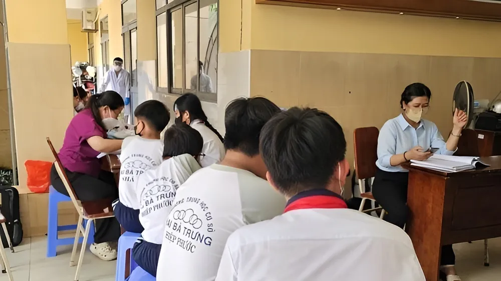 Nhân viên y tế điều tra dịch tễ các trường hợp tiếp xúc với ca mắc viêm não mô cầu tại Trường THCS Hai Bà Trưng (xã Hiệp Phước)