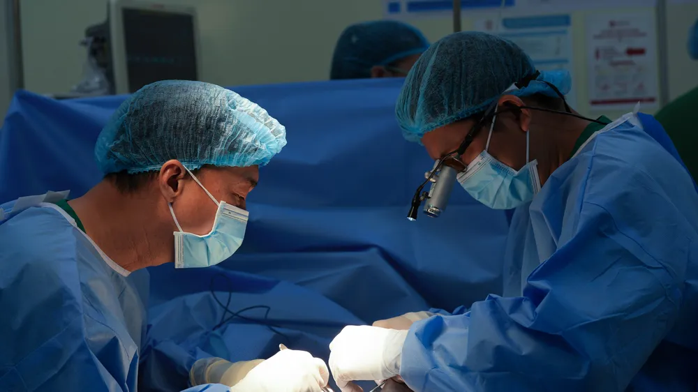 Các bác sĩ phẫu thuật cứu bàn chân cho bệnh nhi