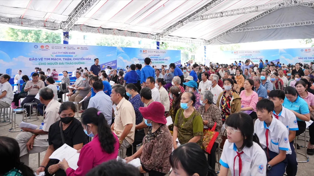 Đông đảo người dân Phường Chánh Phú Hòa chờ khám, tầm soát bệnh 