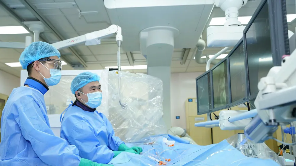 Các bác sĩ đang phẫu thuật điều trị túi phình động mạch não cho người bệnh