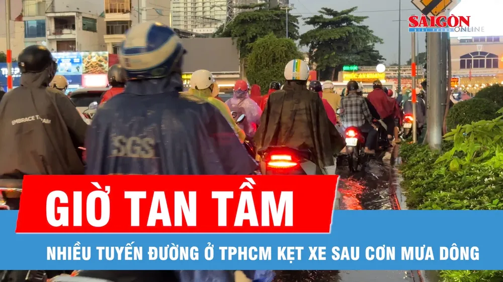 Nhiều tuyến đường ở TPHCM ùn ứ sau cơn mưa dông vào giờ tan tầm