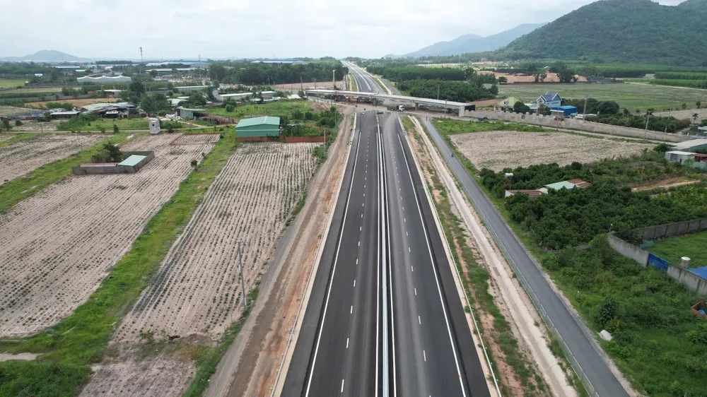 Đường cao tốc Biên Hòa - Vũng Tàu đã trải thảm nhựa và đang thi công hoàn thiện các nút giao