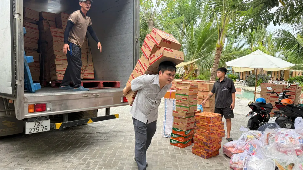 Xã Long Hải (TPHCM): Chở "Chuyến xe yêu thương" đến người dân vùng lũ