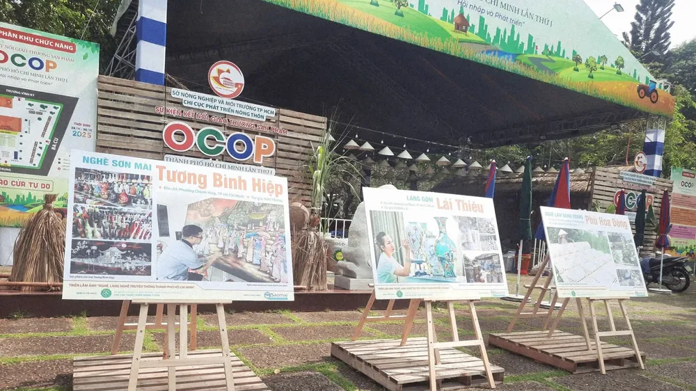 Triển lãm ảnh về làng nghề truyền thống.