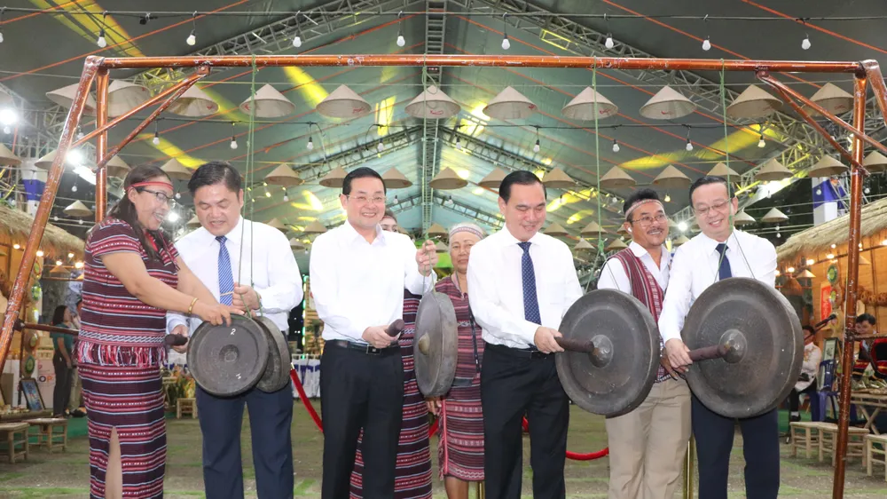 Phó Chủ tịch UBND TPHCM Bùi Minh Thạnh cùng lãnh đạo sở, ngành thực hiện gõ cồng chiêng của đồng bào dân tộc Chơ Ro tại lễ khai mạc