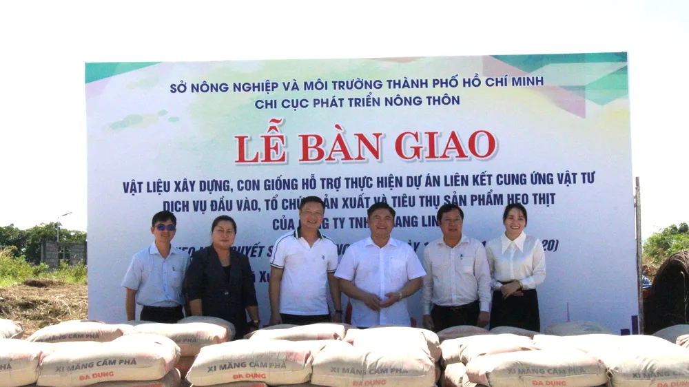 Bàn giao vật tư nông nghiệp cho Công ty TNHH Trang Linh
