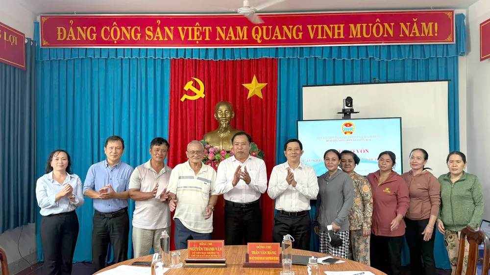 Lãnh đạo Hội Nông dân TPHCM và Hội Nông dân xã Long Hải tại lễ trao vốn