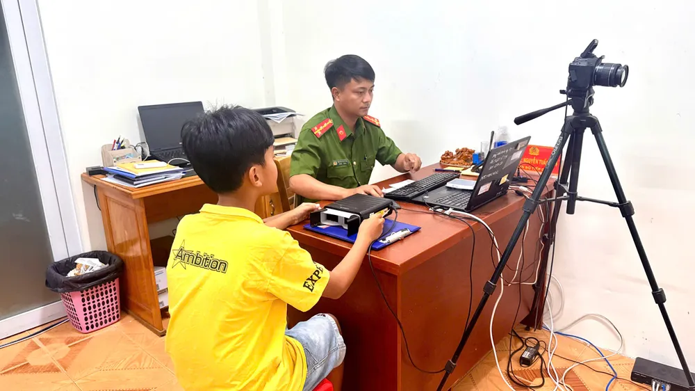 Công an xã Long Hải cấp căn cước, định danh điện tử xuyên lễ cho học sinh